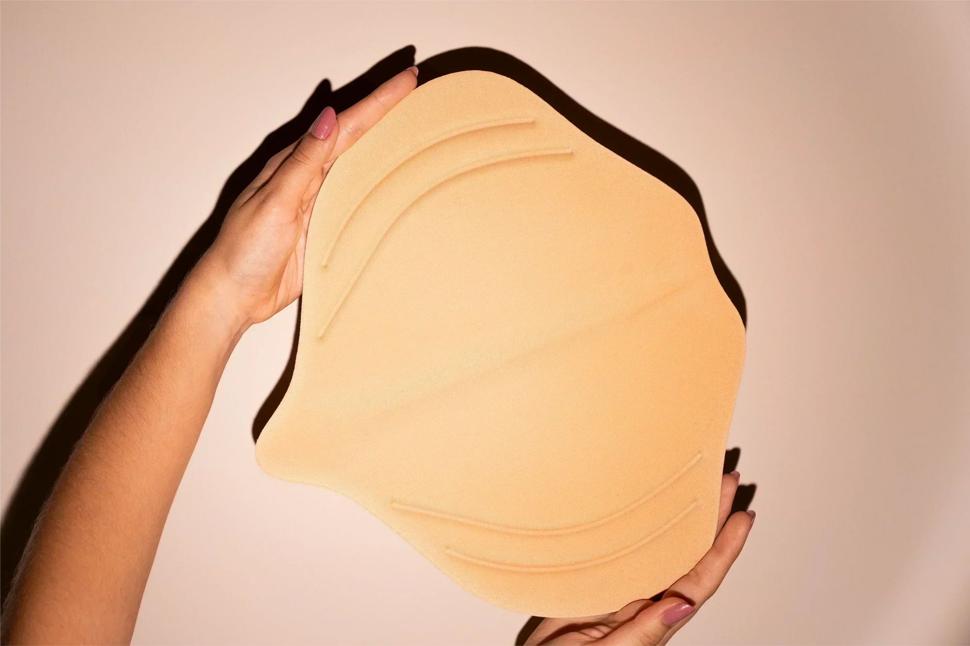 Illustration of Be Shapy Lumbar Board, emphasizing its ergonomic shape for post-surgical back support