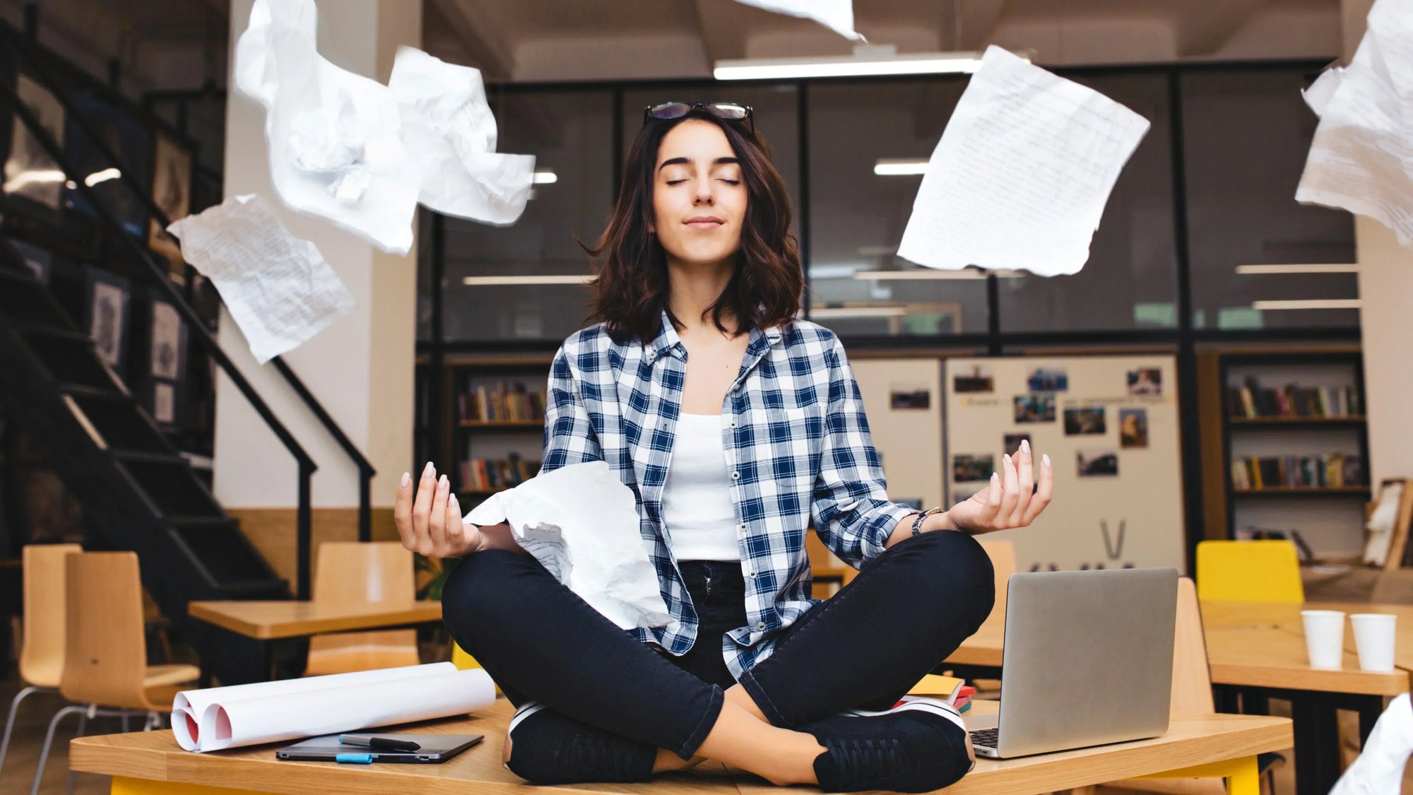 Illustration of effective time management techniques like scheduling, prioritizing tasks, and using SMART goals.
